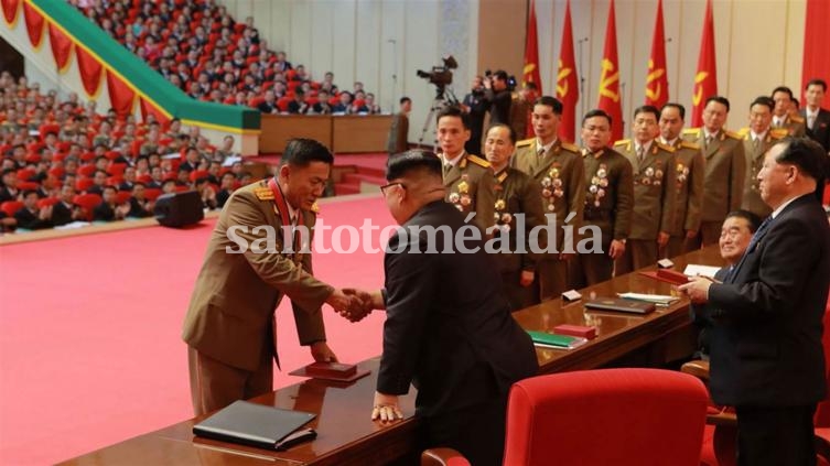 Kim Jong-un homenajeó a los científicos que construyen sus misiles