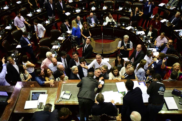 Momento de máximo tensión en el recinto. Diputados de la oposición contra el presidente de la Cámara, Emilió Monzó (Foto: INFOBAE)