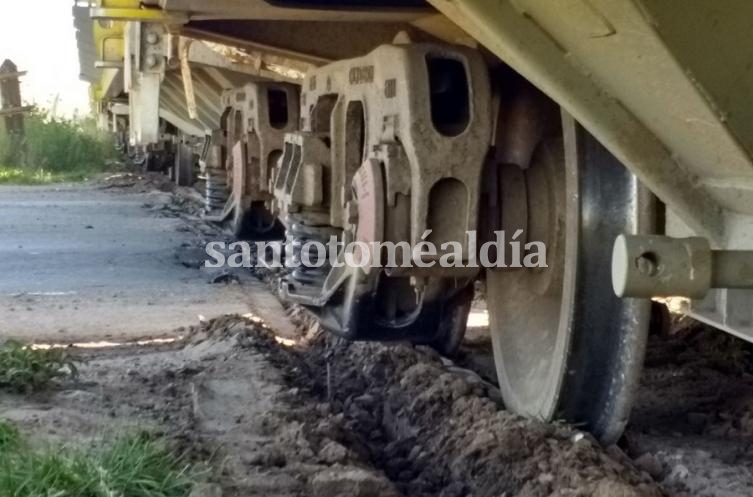 Descarriló un vagón de tren sobre la Ruta 19