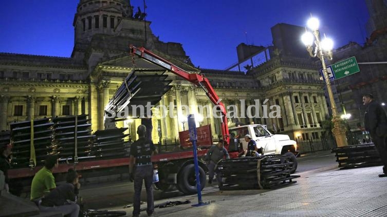 Anoche comenzaron a vallar el Congreso.