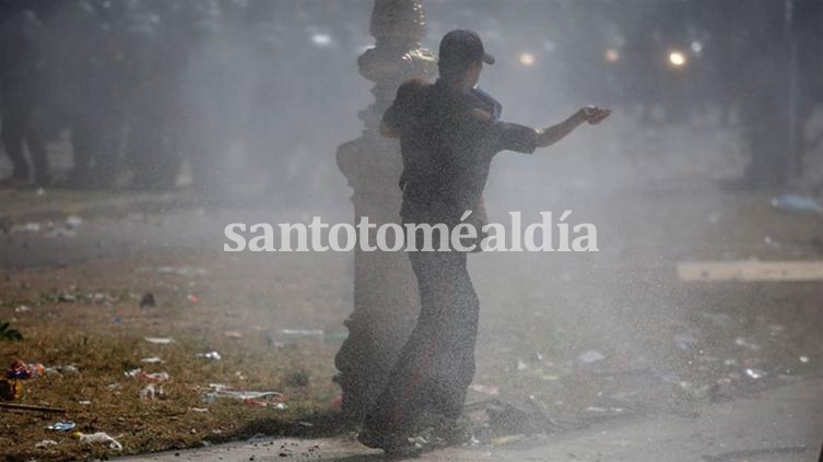 Jornada violenta en la plaza del Congreso. Foto: La Nación.