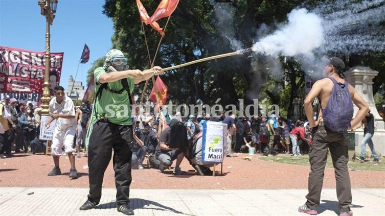 Jornada violenta en la plaza del Congreso. Foto: La Nación.