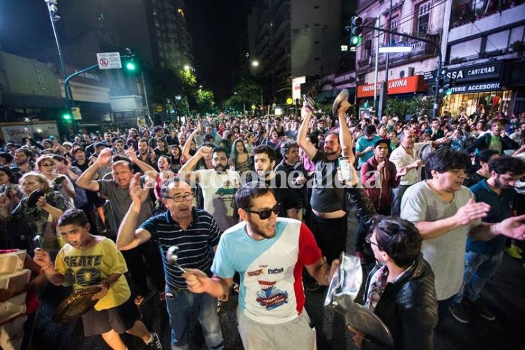 Después de la locura, vecinos salieron a protestar de manera pacífica contra la reforma.