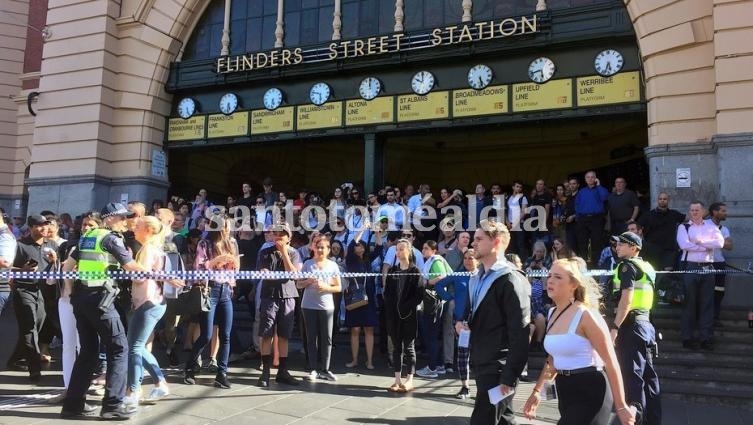 Un auto impactó a una multitud en Melbourne: hay al menos 14 heridos