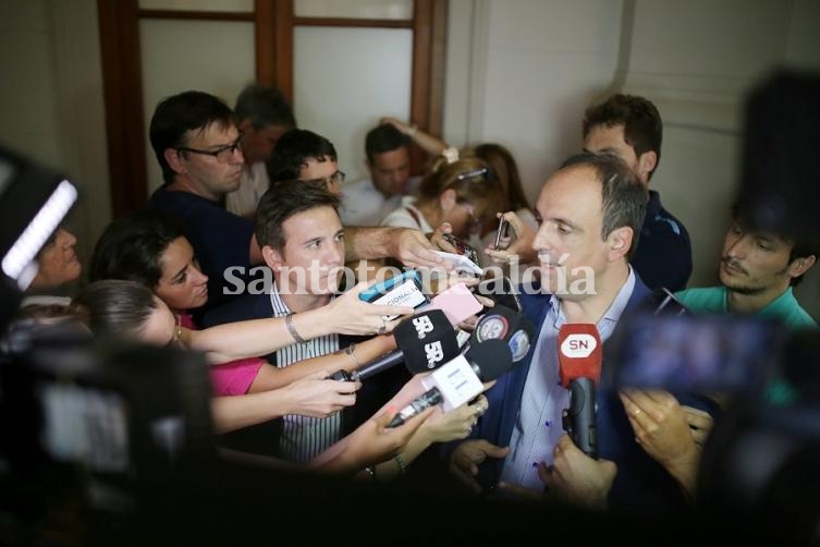 Corral anunció el acuerdo en rueda de prensa. (Foto: Municipalidad de Santa Fe)