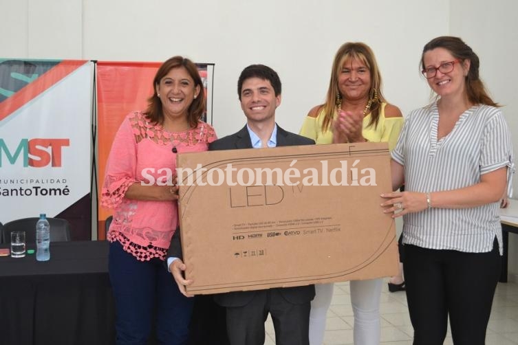 Entrega de premios a premios a los ganadores de los sorteos para Contribuyentes al Día. (Foto: Municipalidad de Santo Tomé)