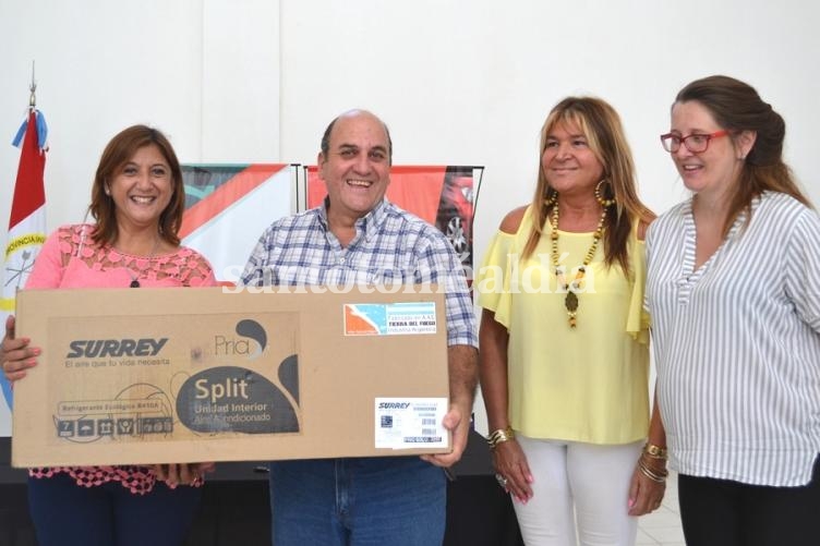 Entrega de premios a premios a los ganadores de los sorteos para Contribuyentes al Día. (Foto: Municipalidad de Santo Tomé)