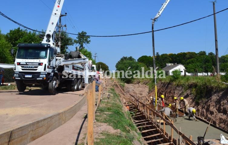 Al mismo tiempo se trabaja en  Chapeaurouge entre Sarratea y Guido. (Foto: Municipalidad de Santo Tomé)