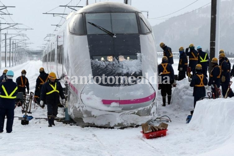 En Japón, al menos 200 personas quedaron atrapadas en un tren por la nieve