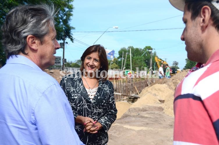 Daniela Qüesta y José Garibay recorrieron la obra de entubado del canal Roverano 