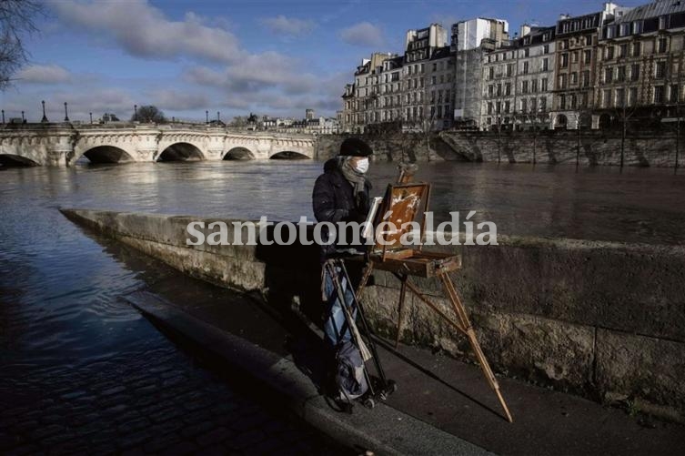 París, en alerta: la crecida del Sena lleva al cierre de túneles, parques y un piso del Louvre