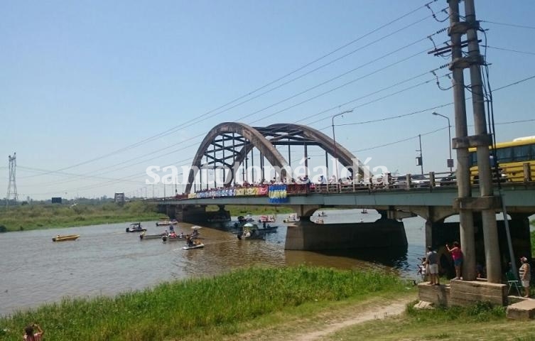 Los nadadores ya cruzaron el puente carretero.