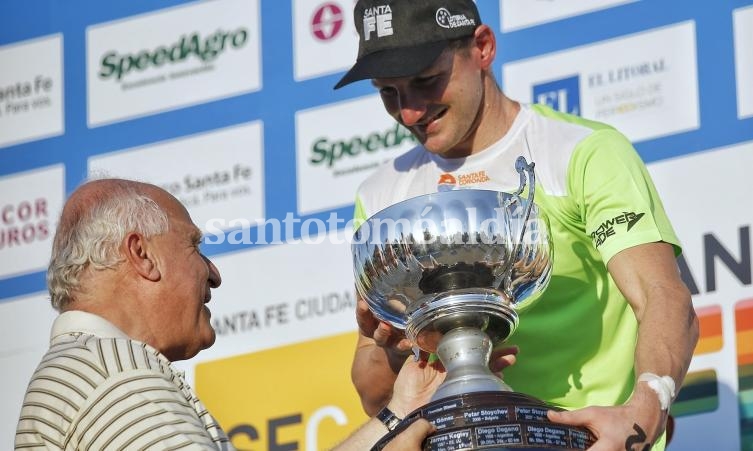 También entregó la copa de campeón a Guillermo Bértola. (Foto: Secretaría de Comunicación Social)