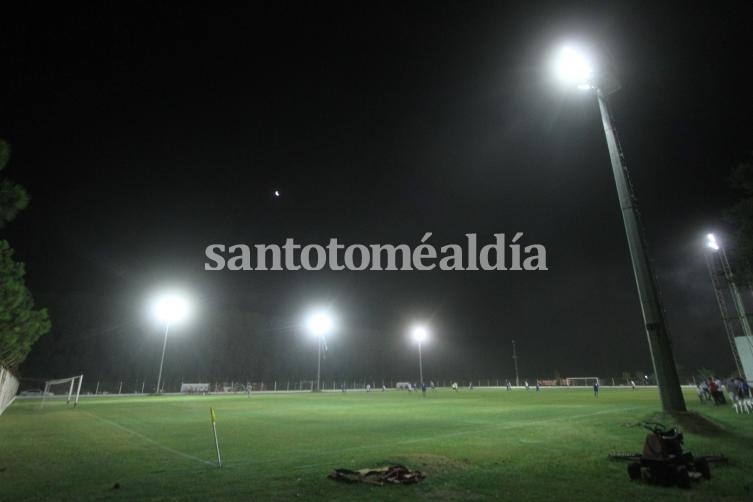 La cancha de Independiente con iluminación de primera. (Foto: Gentileza El Litoral)