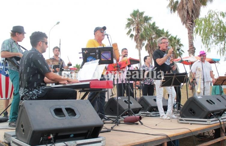 Domingo a pura salsa en el balneario municipal. (Foto: Municipalidad de Santo Tomé)