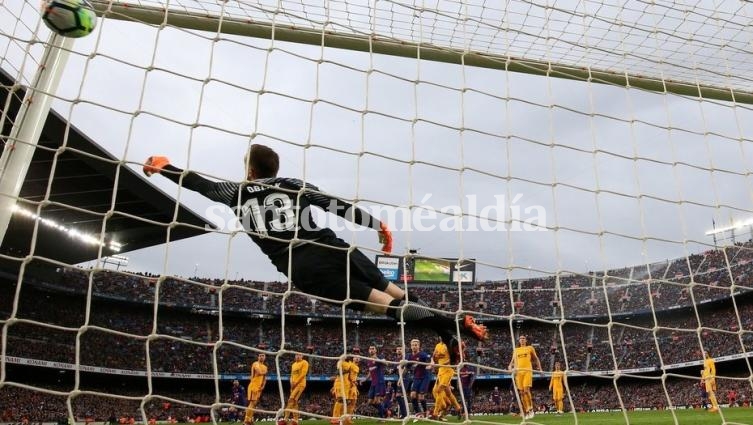 Inatajable el tiro libre para el arquero de Atlético de Madrid.