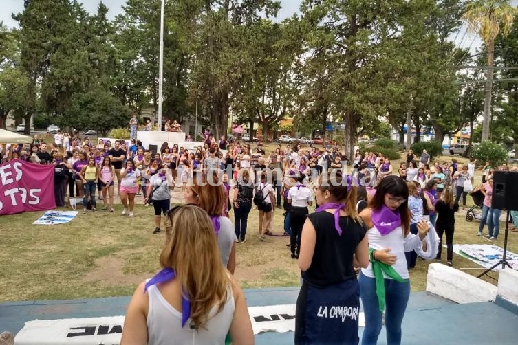 Antes, la gente se congregó en la Plaza Libertad, donde se leyó un documento.