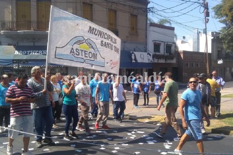 Trabajadores estatales marcharon en la ciudad de Santa Fe