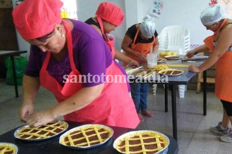 Vecinos de Las Vegas se capacitan en un taller de cocina productiva