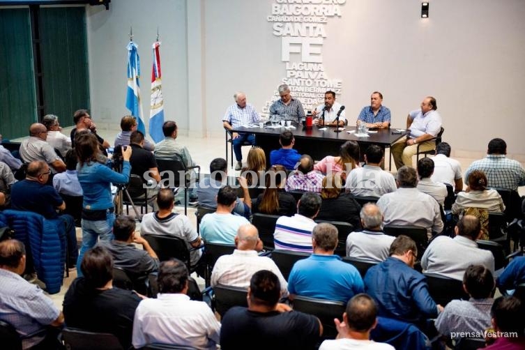 Municipales esperan negociaciones por despidos en Fray Luis Beltrán