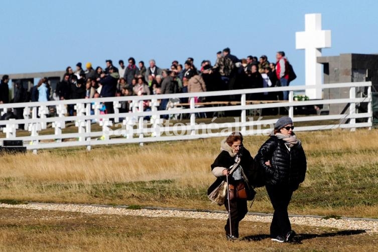 Familiares de 90 caídos en Malvinas les rindieron homenaje en el cementerio de Darwin