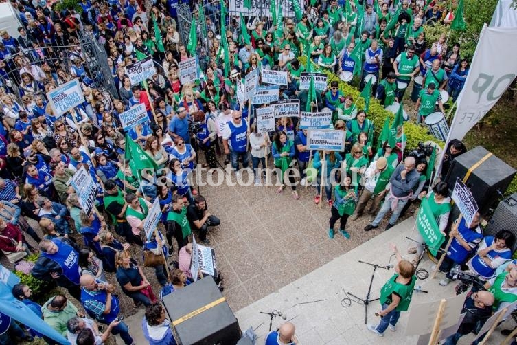 Los gremios docentes realizaron una jornada de portesta.