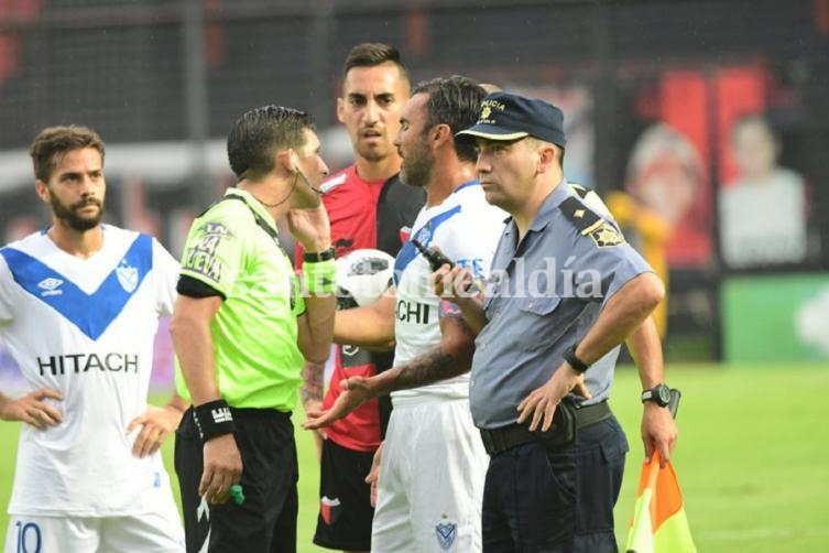 El partido entre Colón y Vélez fue suspendido a los 22 minutos del primer tiempo.