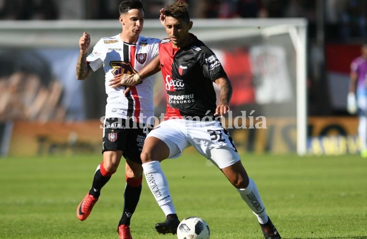 Colón todavía sueña con entrar a la Copa: 2-0 a Chacarita