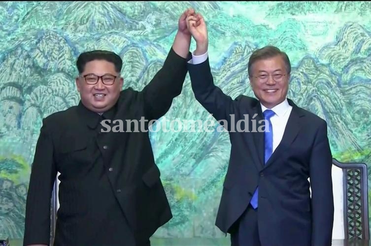 En una cumbre histórica, Kim y Moon prometen poner fin a la guerra y desnuclearizar Corea