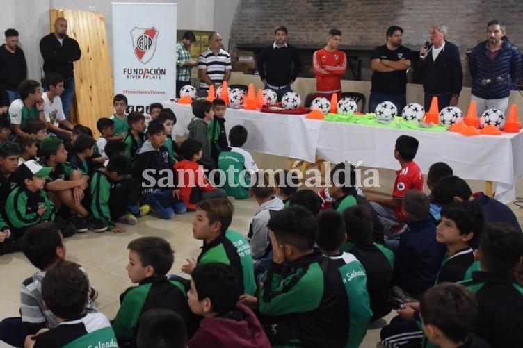 Visita solidaria de la Fundación River al club Don Salvador