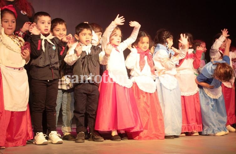 Alumnos de la sala de 5 años representaron la Revolución de Mayo de 1810.