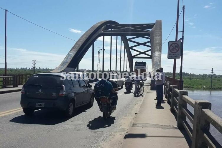 Piden bacheo y saneamiento hídrico en el puente carretero