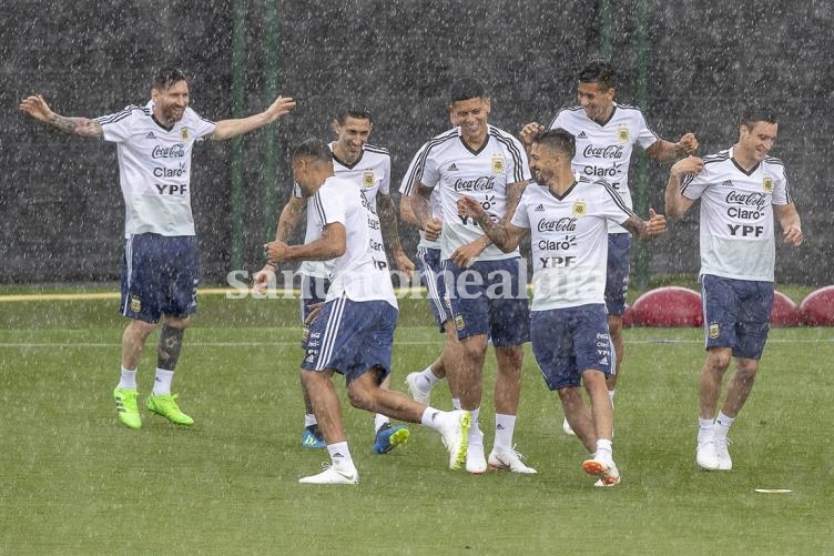 Sampaoli probó el ataque bajo la lluvia