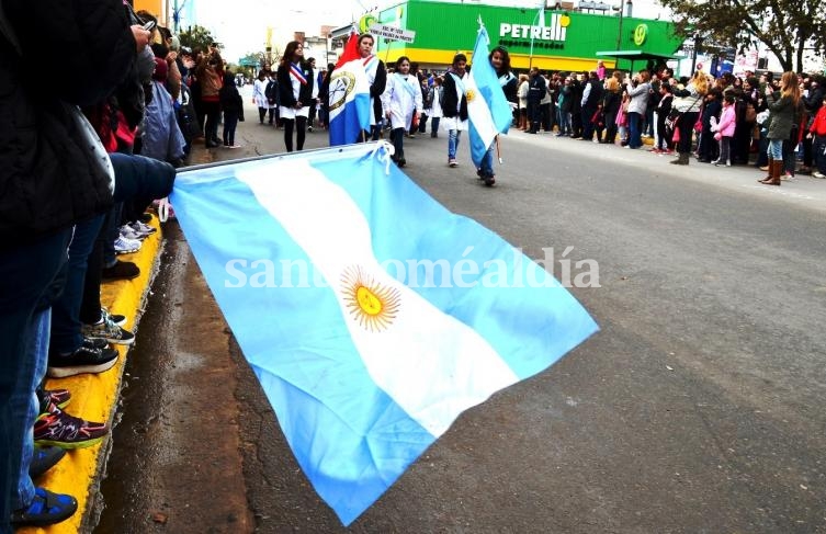 Desfile cívico militar por el Día de la Bandera