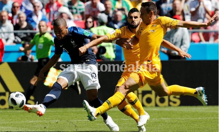 Francia debutó con victoria en un partido 