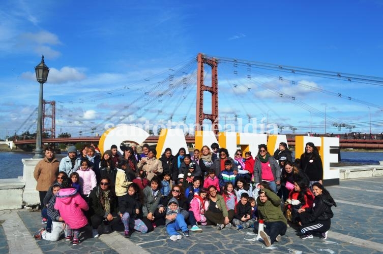 Grandes y chicos partieron en colectivo desde el Palacio Municipal y disfrutaron de un paseo por la capital.