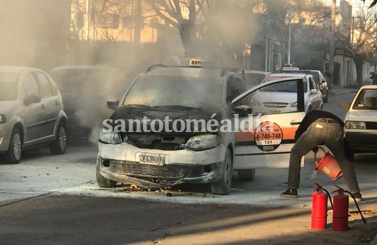 Se incendió un remis en Gaboto y Av. Luján 