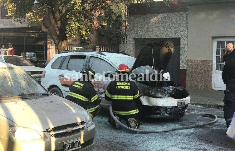 Un remis se incendió mientras circulaba por Gaboto y Luján.