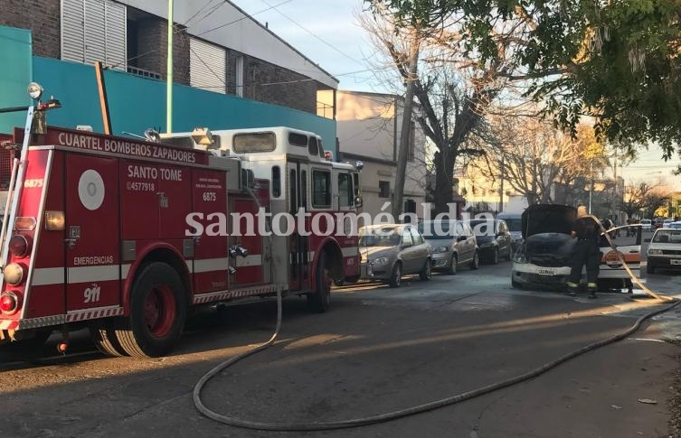 Un remis se incendió mientras circulaba por Gaboto y Luján.