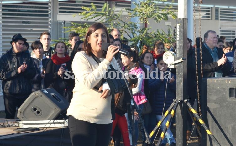 Daniela Qüesta participó de la inauguración del edificio de la Escuela 614.