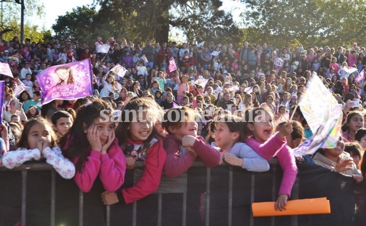 Una multitud disfrutó de la celebración del Día del Niño en el anfiteatro.