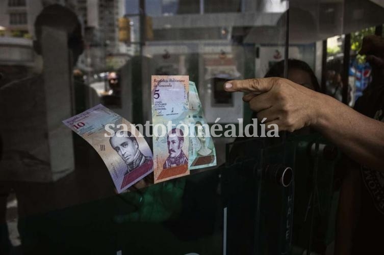 Con dudas y pocos billetes, Maduro lanzó la nueva moneda