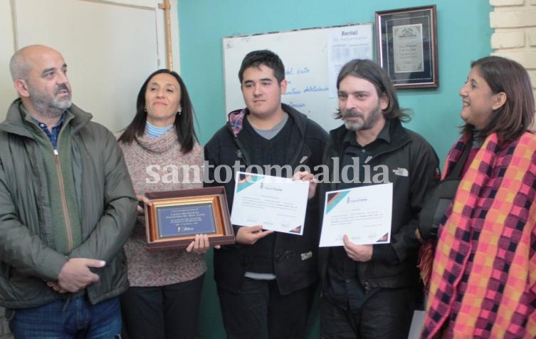 Entrega de reconocimiento al autor del logo del Liceo Municipal.