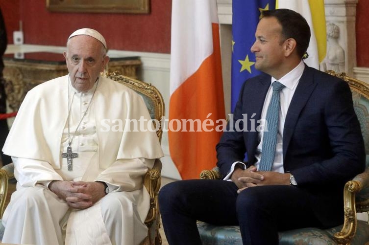 El primer ministro irlandés cruzó fuerte al papa Francisco