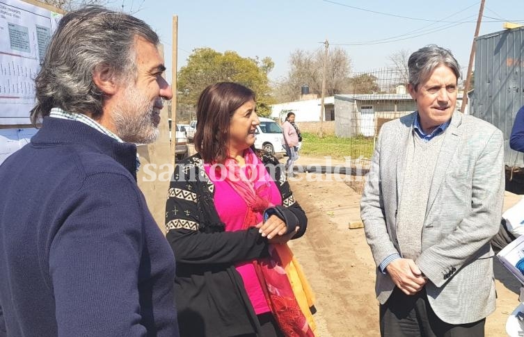 González, Qüesta y Garibay, durante la recorrida por el entubado del Canal Roverano.