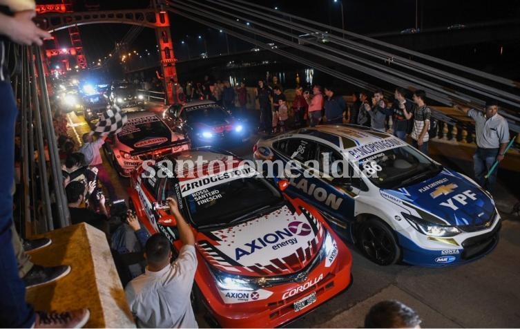 El puente colgante se sumó a la fiesta del Súper TC 2000