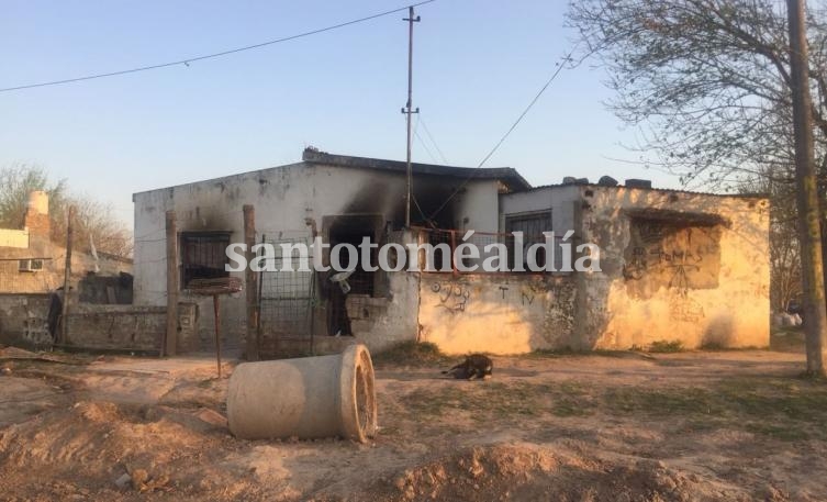 Vecinos quemaron la casa de República de Chile al 4100, donde vive el principal acusado de matar a Jorge Bachelli.