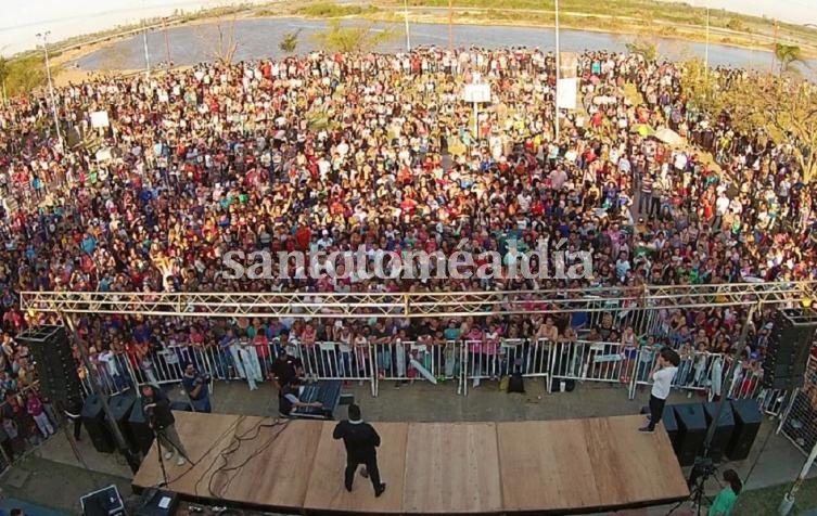 La fiesta de la primavera suele reunir una multitud en el playón del Camping Municipal.