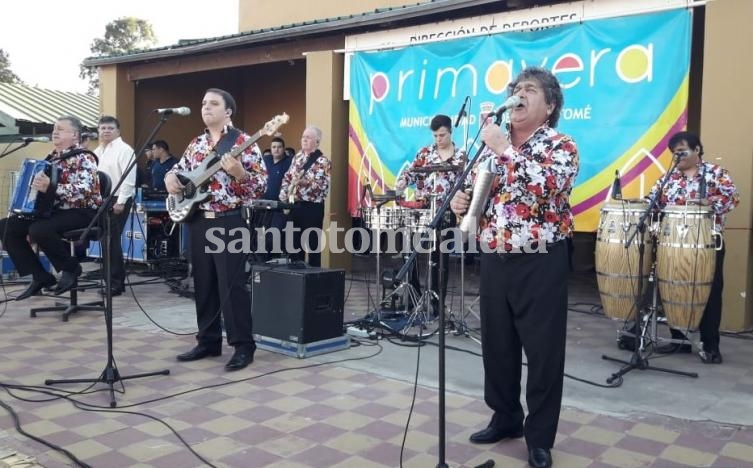 Con la llegada de la primavera, la ciudad bailó al ritmo de Los Palmeras