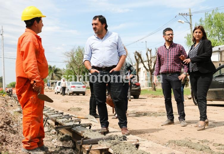 Tras la firma del acuerdo, hubo una recorrida por obras que se ejecutan en distintos barrios.